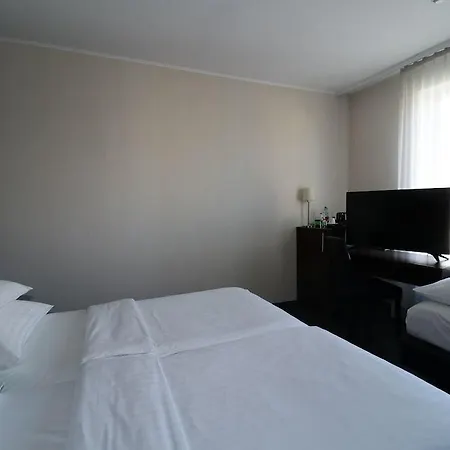 Western Plaza Hotel